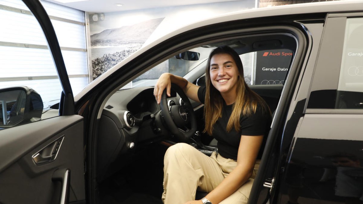 Patri Guijarro recibió ayer un coche en el Garatge Dalmau, concesionario de Audi, su patrocinador.