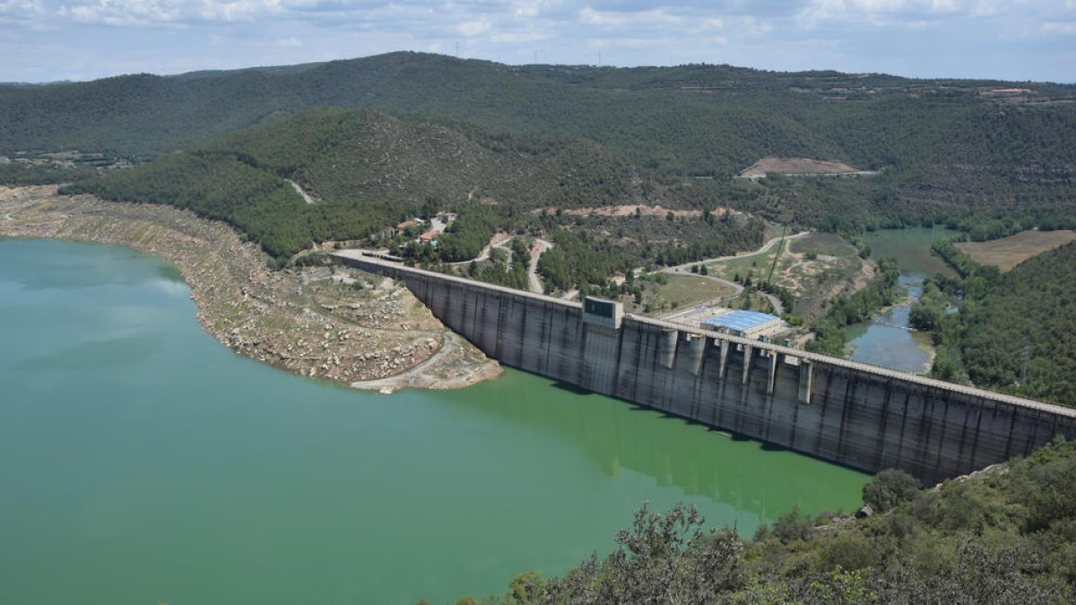 El pantano de Rialb, todavía al 15% de su capacidad, en una imagen tomada a principios de junio.