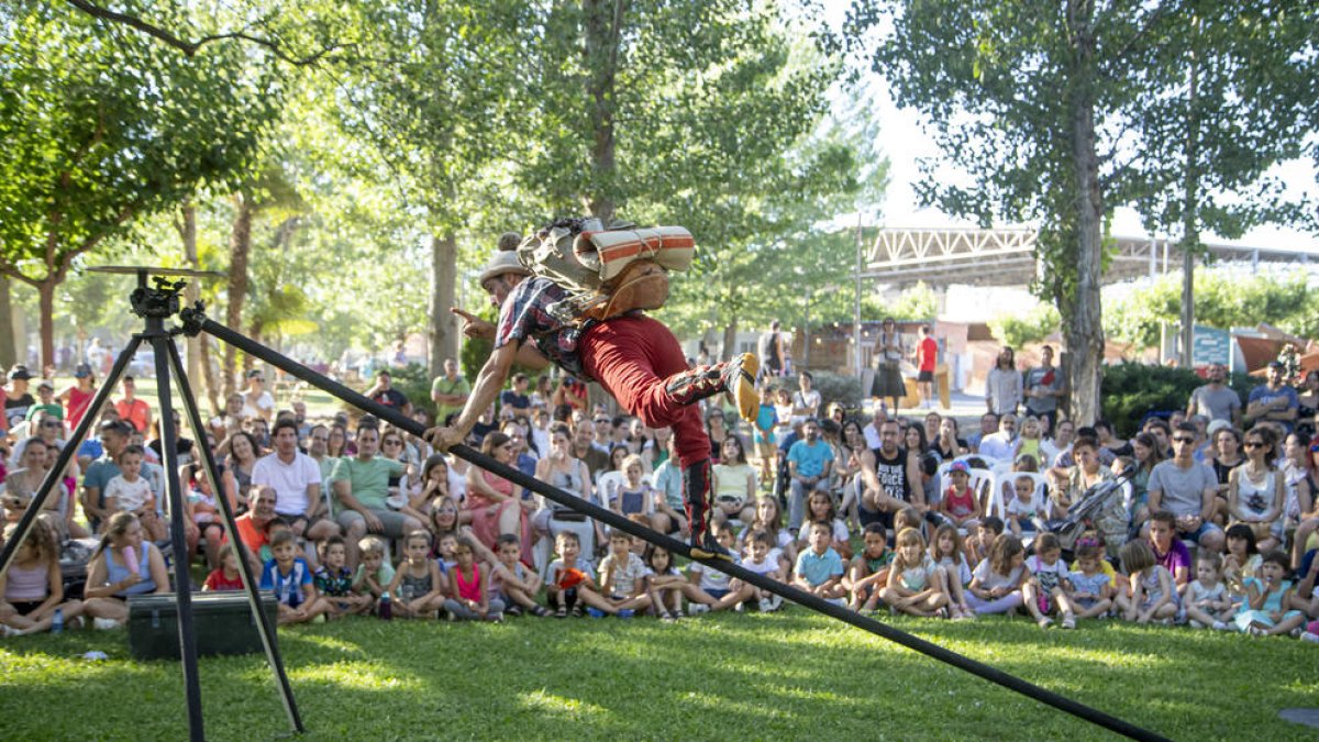 L’espectacle de funambulisme, acrobàcia i malabars ‘Al filo’, de la companyia Nostraxladamus.