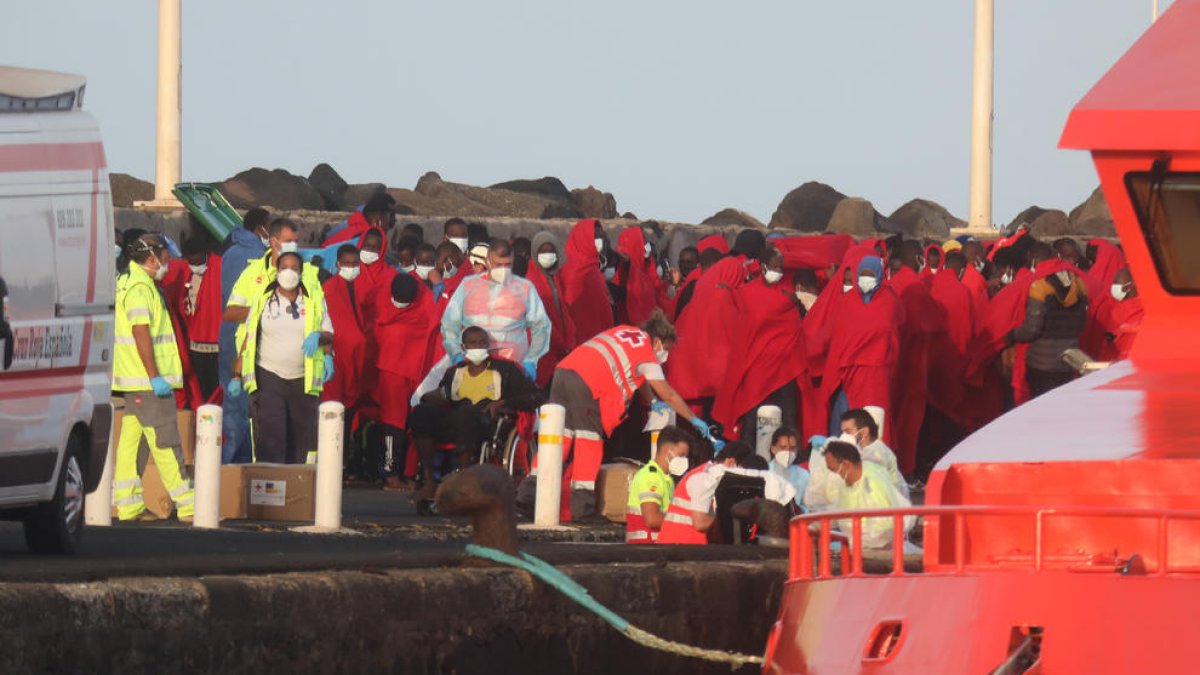 Rescatan a 392 migrantes a bordo de ocho pateras en aguas canarias