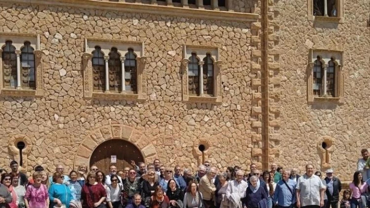 Visita a Mas del Senyor en Bovera de participantes en una jornada cultural de Les Garrigues.