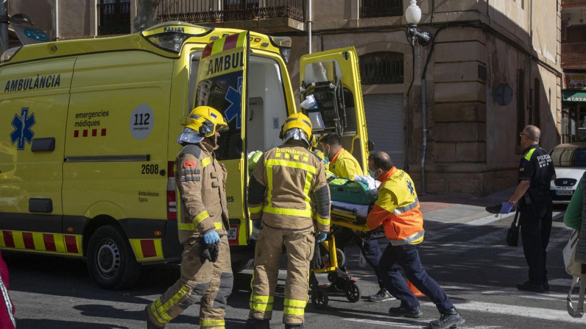 Moment en què els serveis d’emergència atenien el ferit, que va morir a l’hospital.