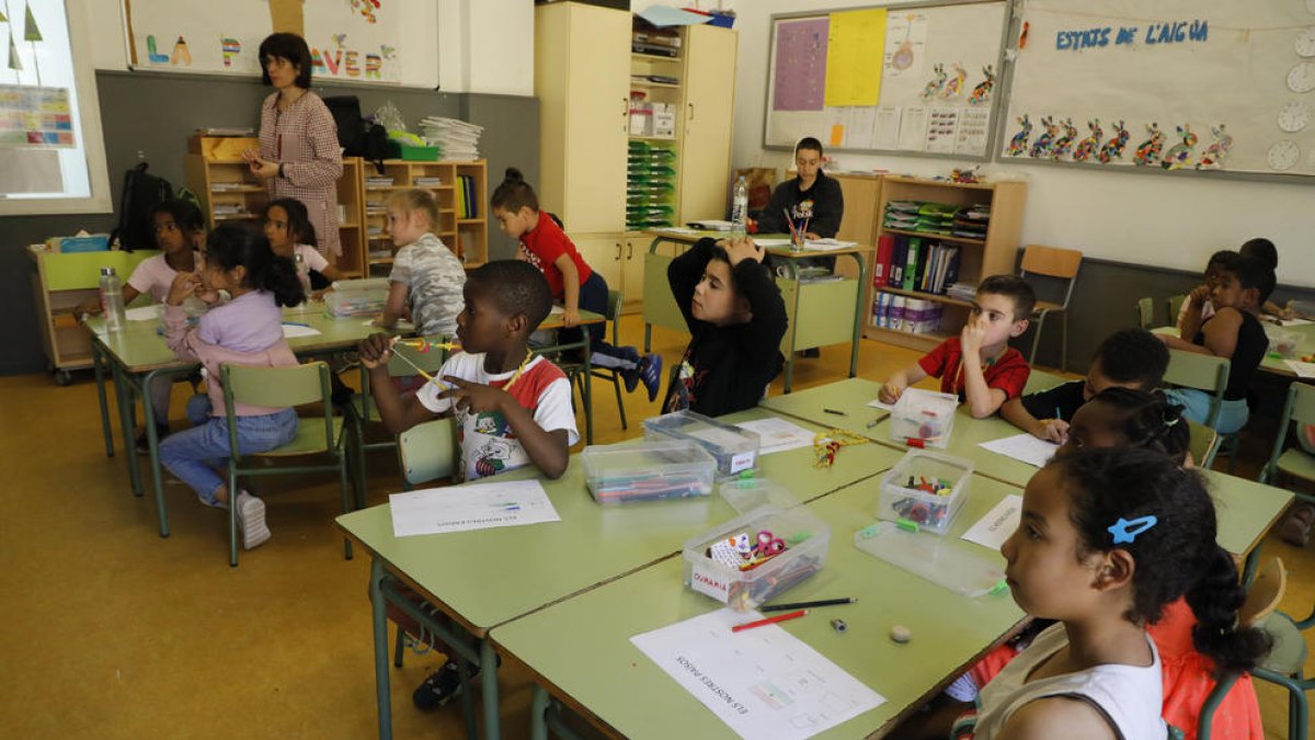 Alumnes de primer de primària del col·legi Magí Morera, a la ciutat de Lleida, ahir a classe.