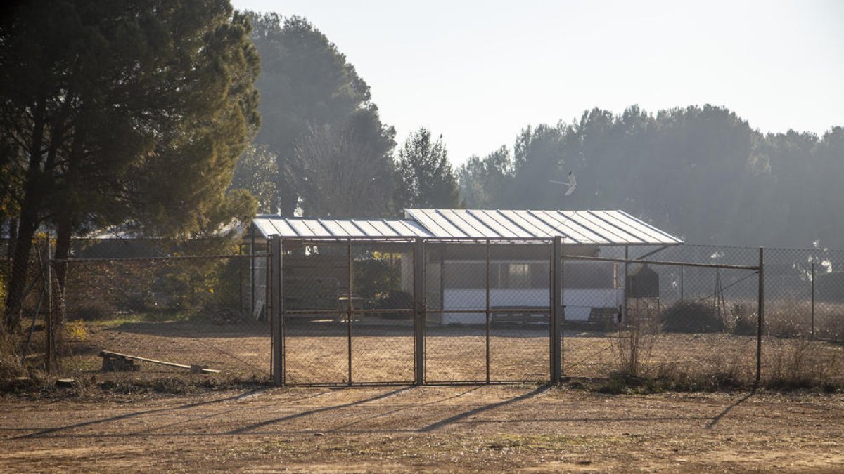 Exterior de un inmueble que la Paeria ha ordenado derribar al ser ilegal.