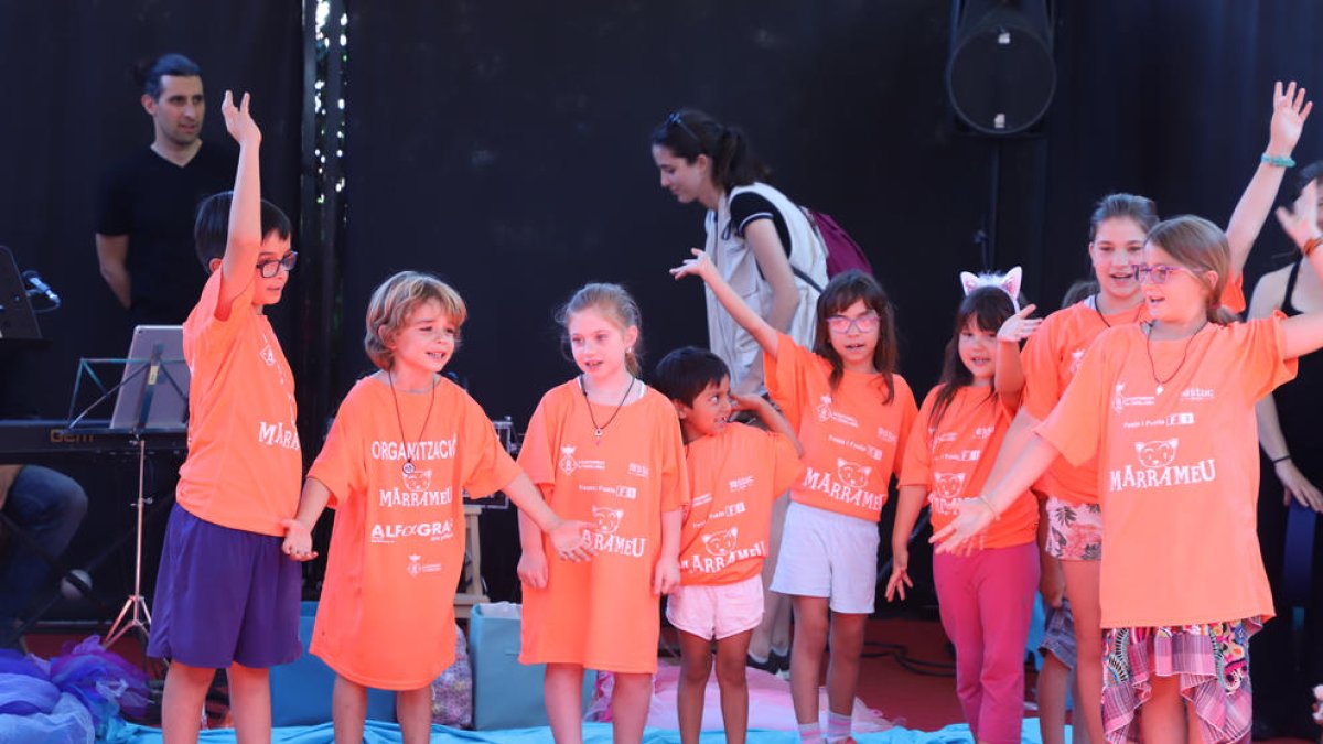 Un grup de nens durant l’espectacle ‘El fons del mar’, de les lleidatanes 4Contes.