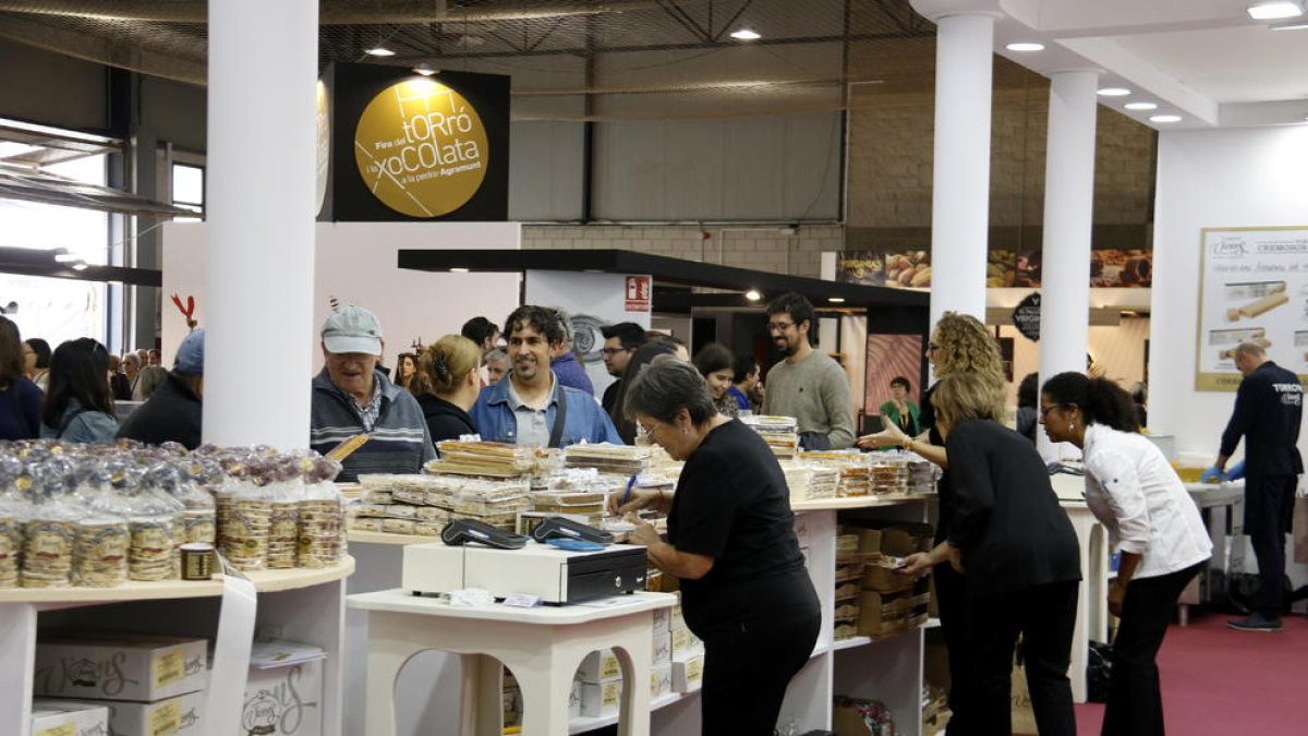 Alguns dels productes que es venen a la Fira del Torró i la xocolata a la pedra d'Agramunt.