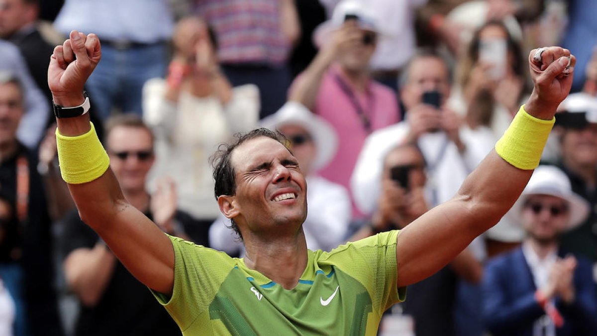 Rafa Nadal aixeca els braços al cel de París després de conquerir el catorzè Roland Garros.
