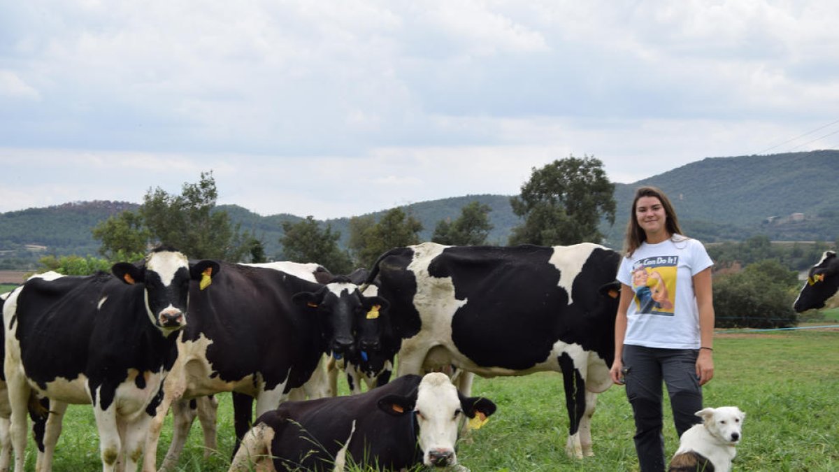 Laia Angrill al costat del ramat de vaques de la granja familiar que gestiona amb el seu pare i dos treballadors més.