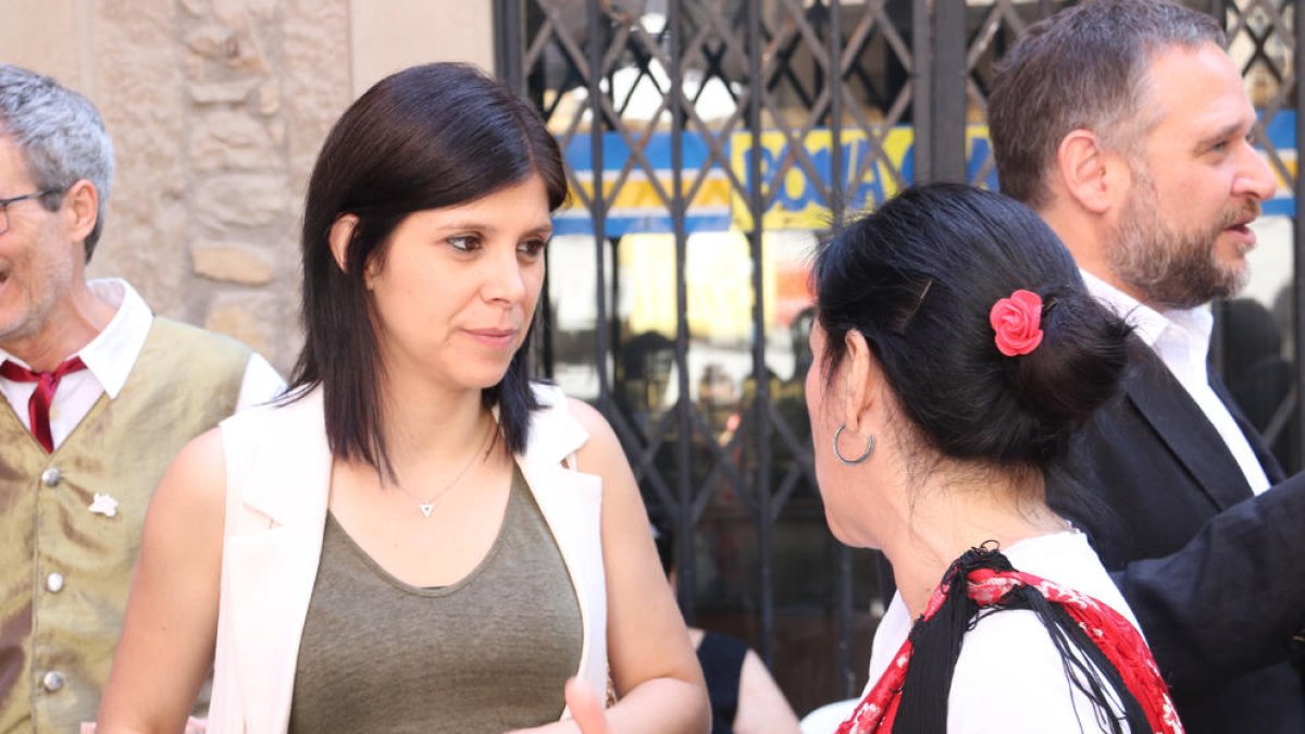 Vilalta hablando con la alcaldesa de Sant Vicenç de Castellet