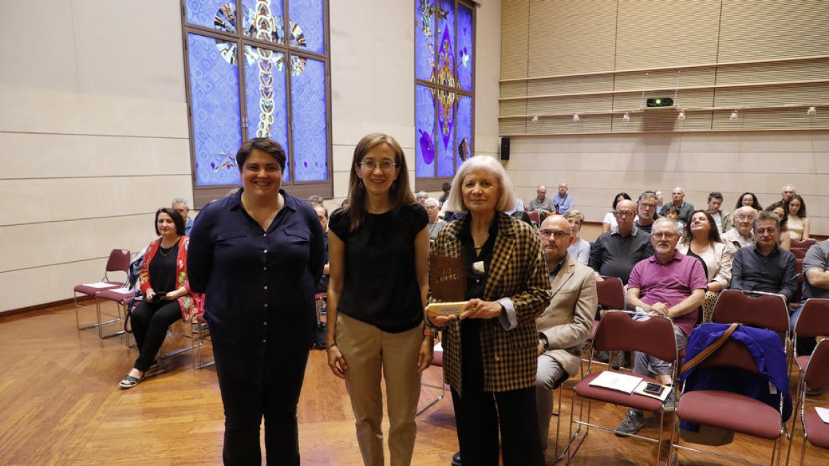 Estefania Rufach, Eulàlia Pagès y Alicia Giménez Bartlett tras recibir el premio, ayer en la UdL.