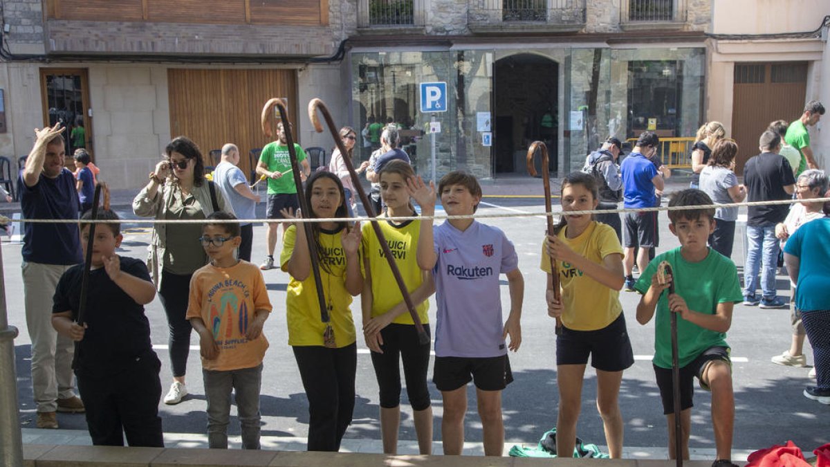 Participants ahir en la primera Trobada de Jocs Tradicionals que se celebra a Verdú.