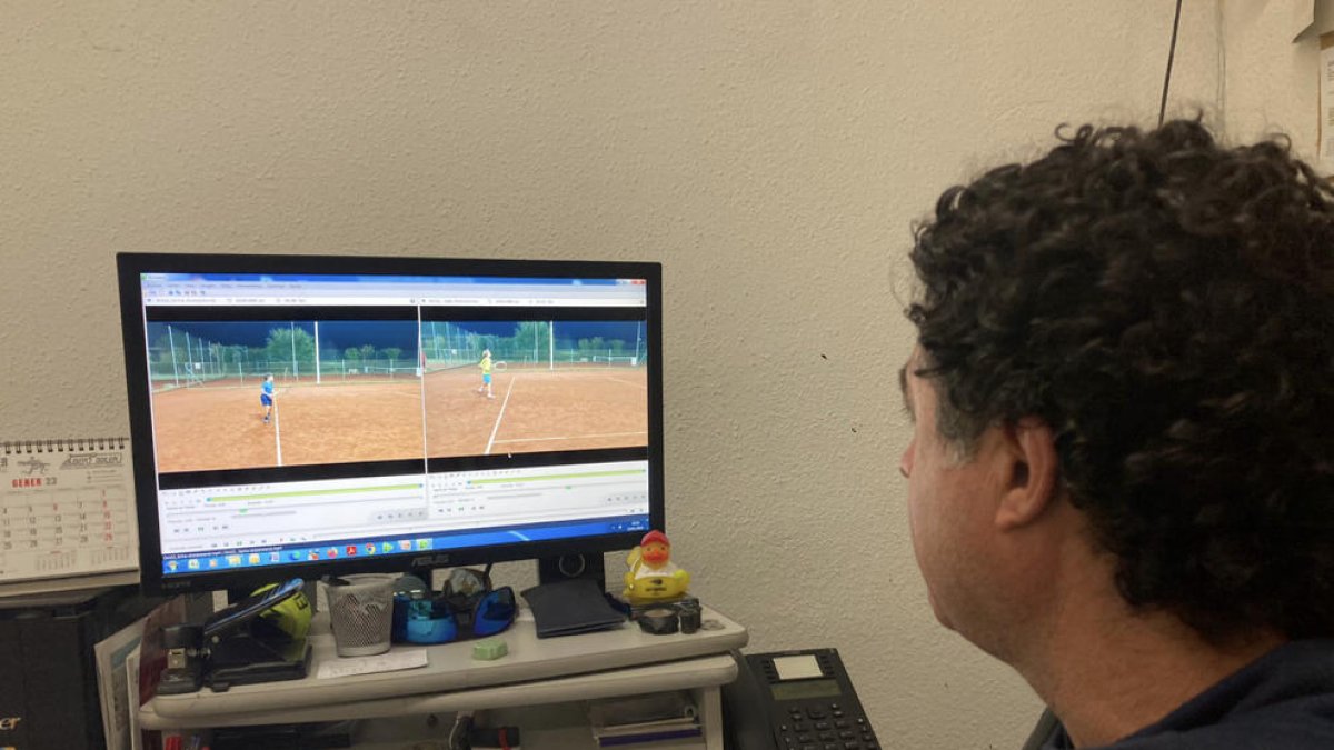 Carlos Coll, responsable técnico deportivo del CT Urgell, trabajando con la nueva aplicación.