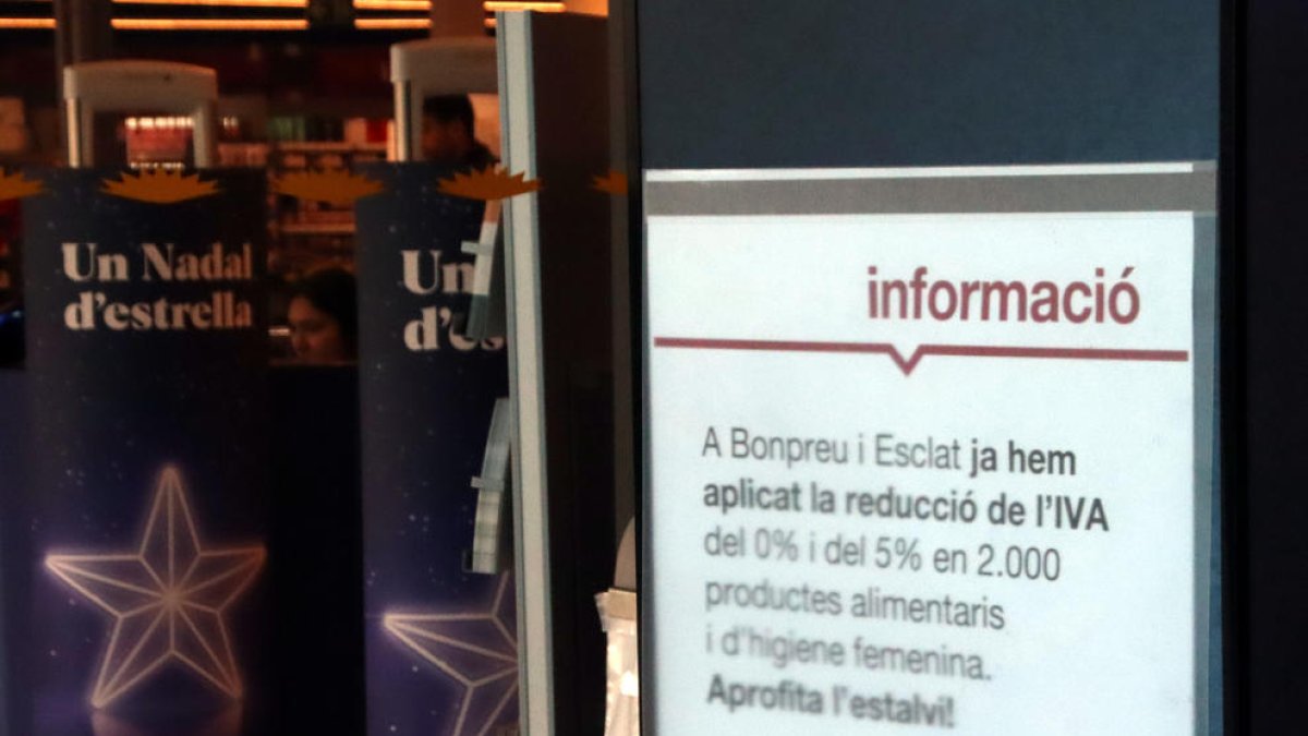 Al Bon Preu de Vic un cartel en la entrada informa de que se ha aplicado una reducción del IVA en más de 2.000 productos.