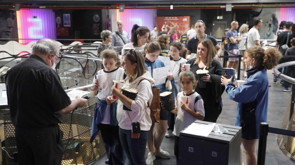 Público familiar el pasado lunes en las salas JCA Alpìcat, en la primera jornada de la Fiesta del Cine. 