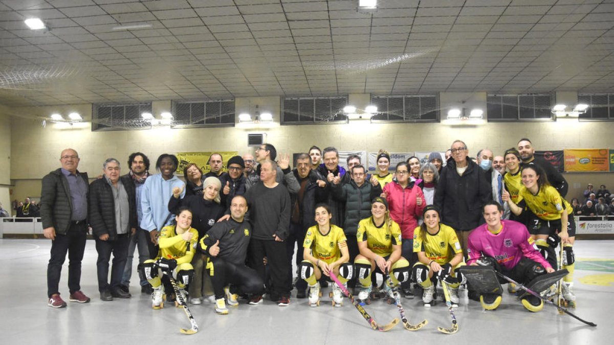 Jugadoras y cuerpo técnico del Vila-sana, con representantes de ACUDAM, entidad con la que ha llegado a un acuerdo gratuitamente.