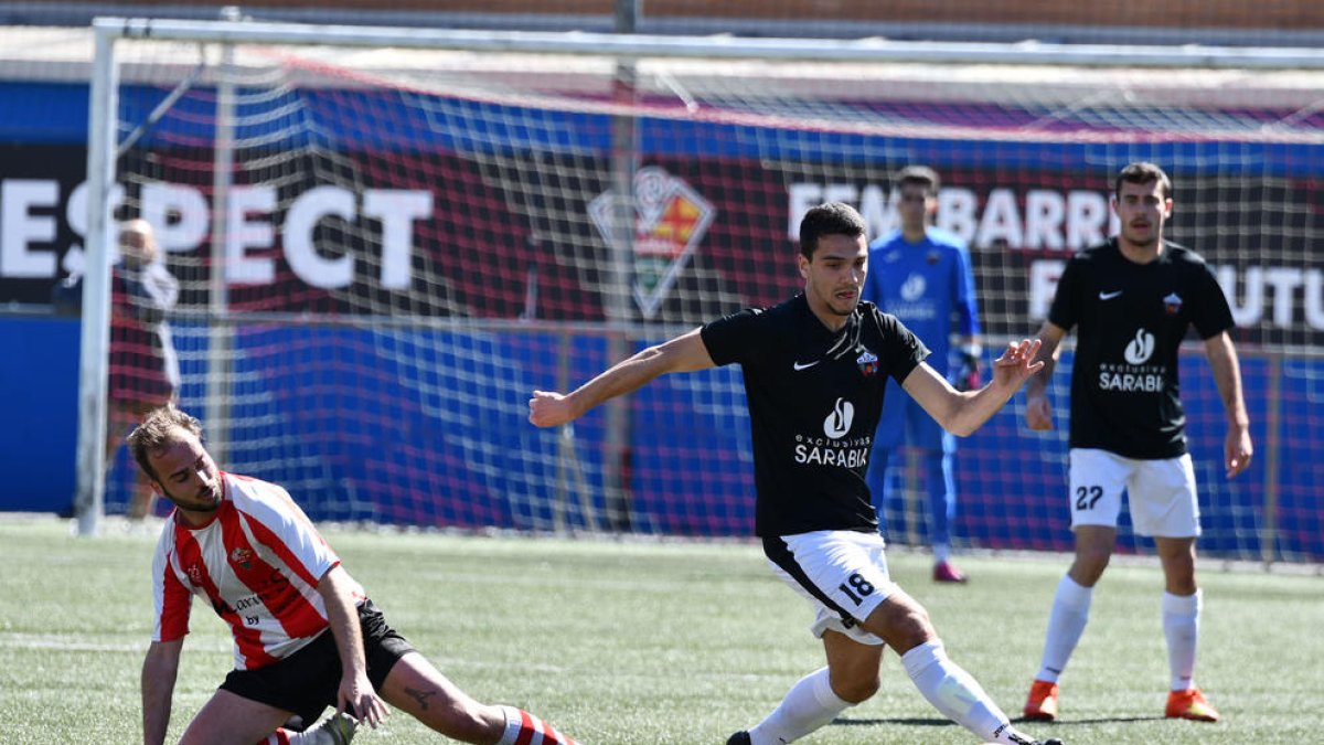 El alpicatino Eduard Estany, conduciendo el balón.