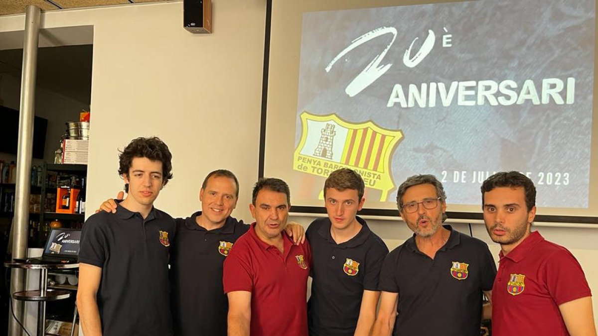 Miembros de la peña ayer durante la celebración.