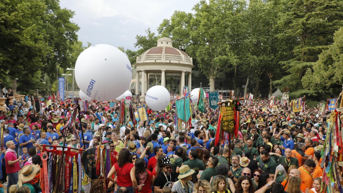 Milers de persones es van citar ahir a la Glorieta dels Camps Elisis per celebrar l’inici de l’Aplec del Caragol amb l’esclat de Lo Caragolasso.