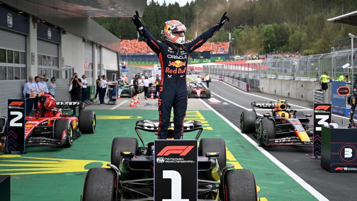 Max Verstappen celebra su victoria al llegar a boxes.