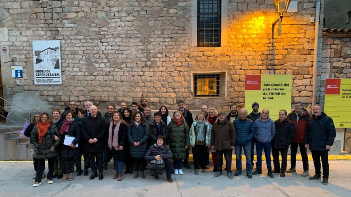 Foto de grupo de los participantes en la inauguración de las obras.