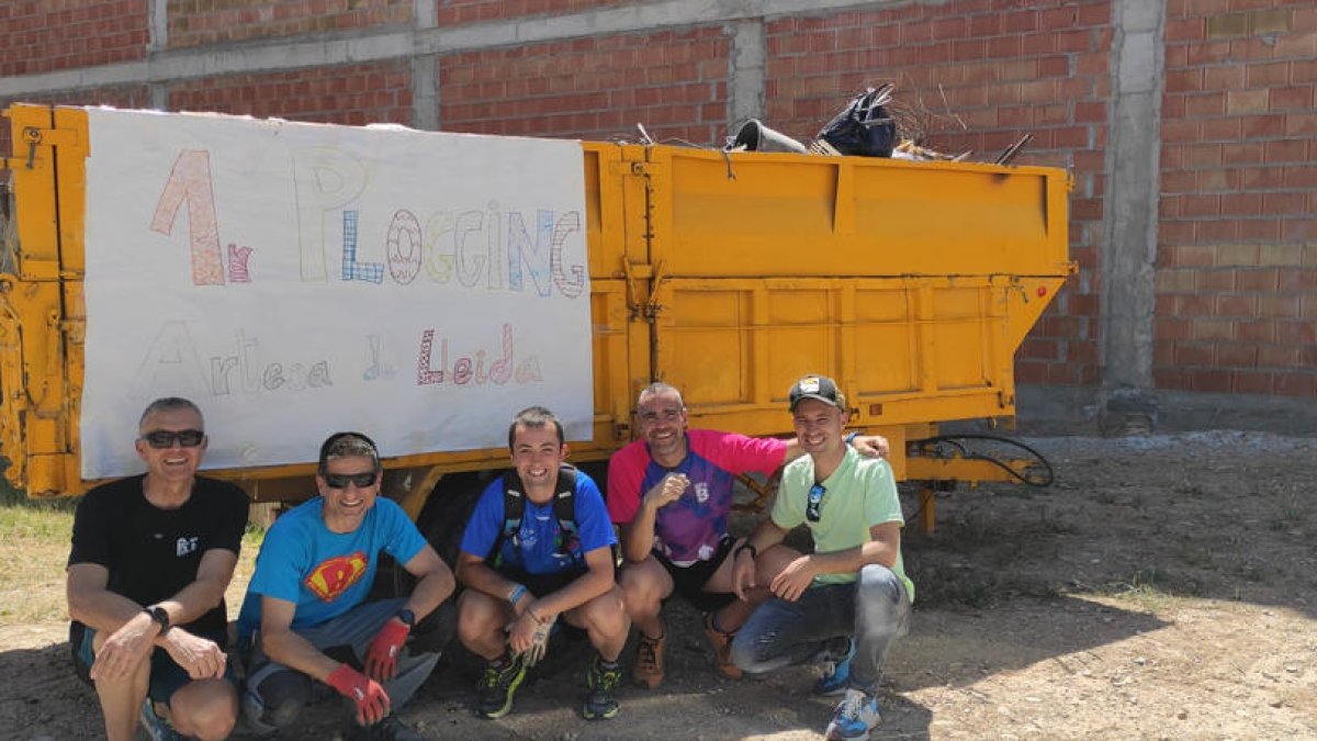 Alguns dels participants en la recollida d’escombraries, al costat de la carreta plena.