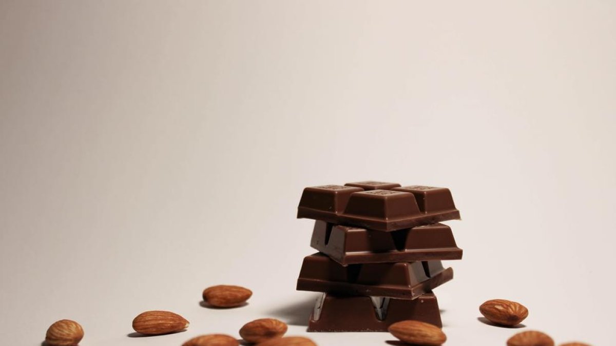 Imagen de archivo de chocolate con almendras.
