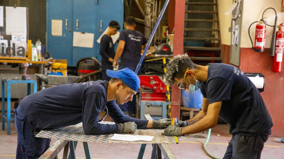 Alumnes del curs de soldadura treballen en un encàrrec