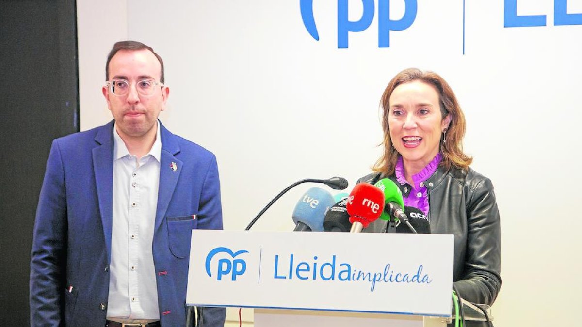 La secretària general del PP, Cuca Gamarra, amb el seu alcaldable per a Lleida, Xavi Palau, ahir.