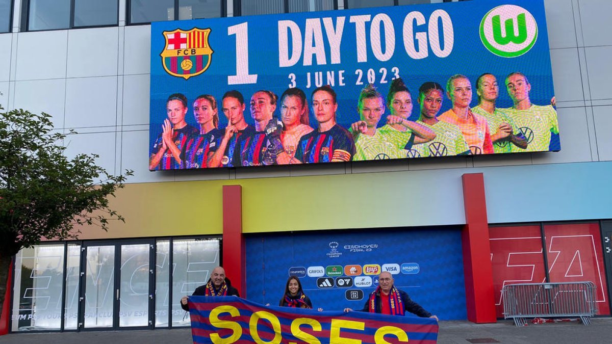 Tres de los aficionados leridanos de la Penya Barcelonista de Soses ayer ante el Philips Stadion.