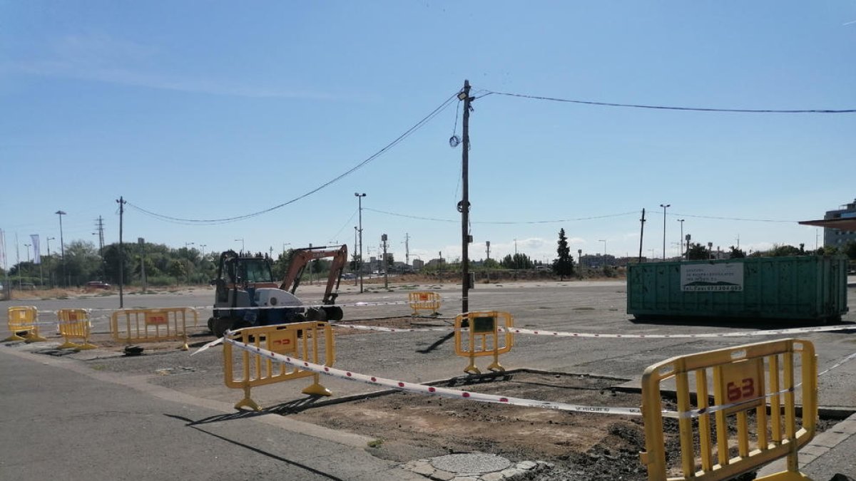 Parchean el pavimento del recinto de la Fira de Lleida 