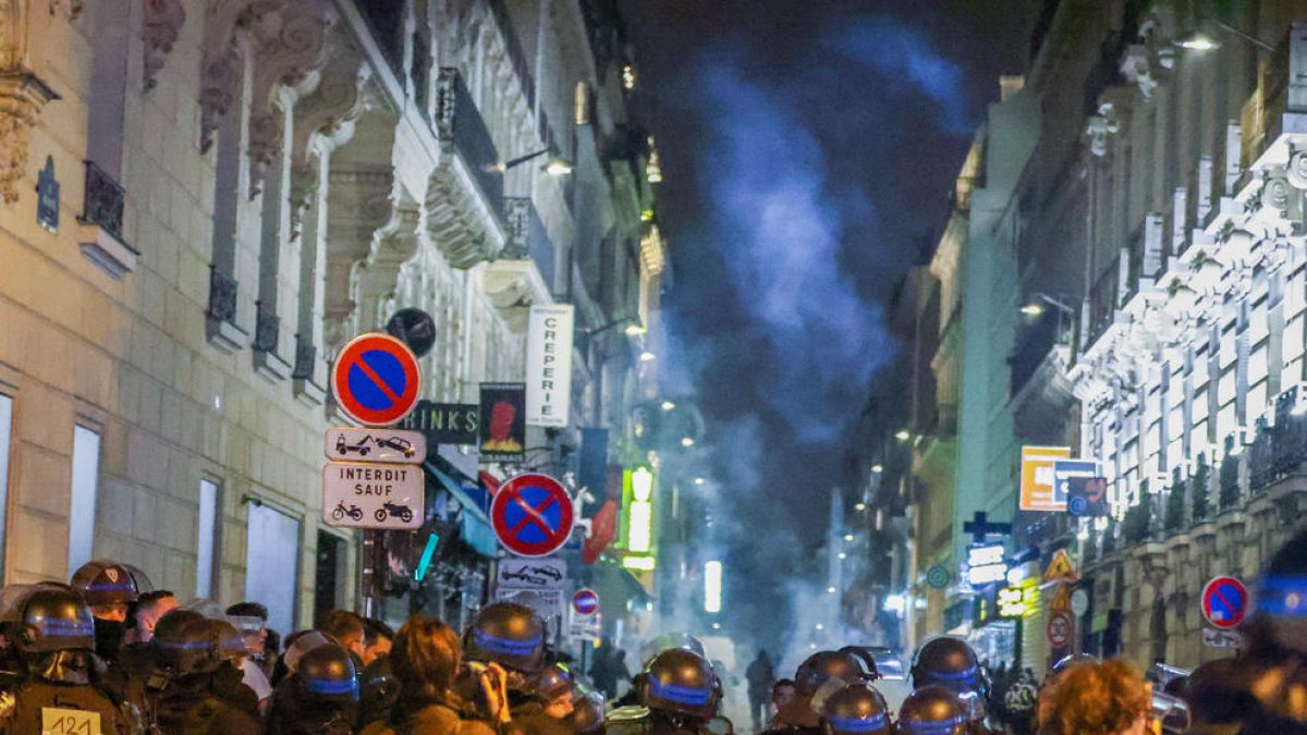 La policia antiavalots en una zona propera a l’Arc del Triomf a París.