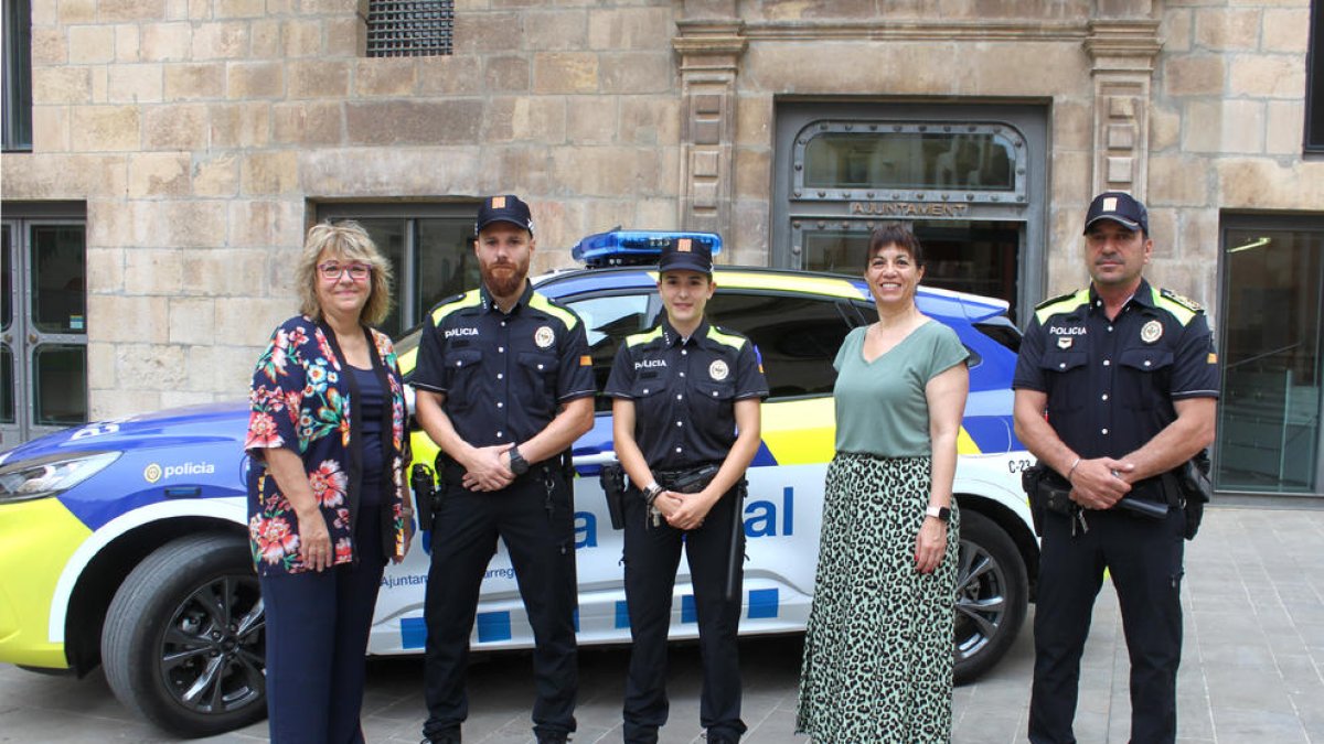 Dos dels tres nous agents que ha incorporat la Policia Local.