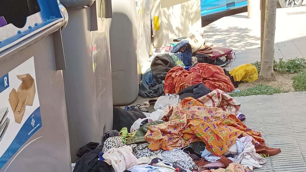 Ropa en el suelo en la calle del Hostal de La Bordeta.