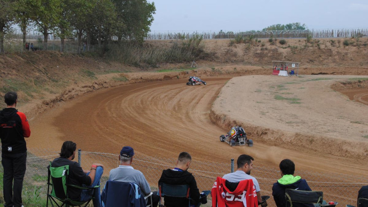 Un grupo de espectadores durante la primera jornada del Campeonato de Europa de Mollerussa.