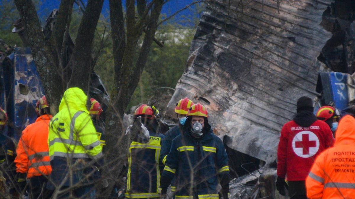 Bomberos y rescatistas trabajan en el lugar del accidente de trenes.