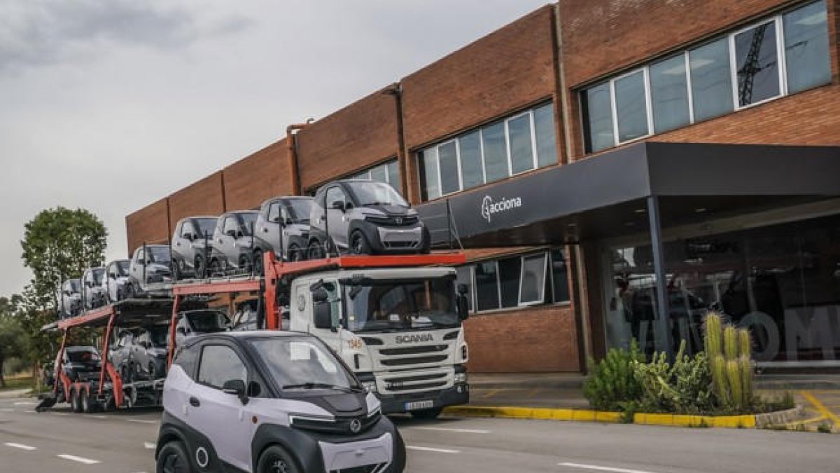 Els primers Silence S04, el nanocar elèctric d'Acciona, han començat a sortir de la línia de muntatge de la nova fàbrica a la Zona Franca de Barcelona.