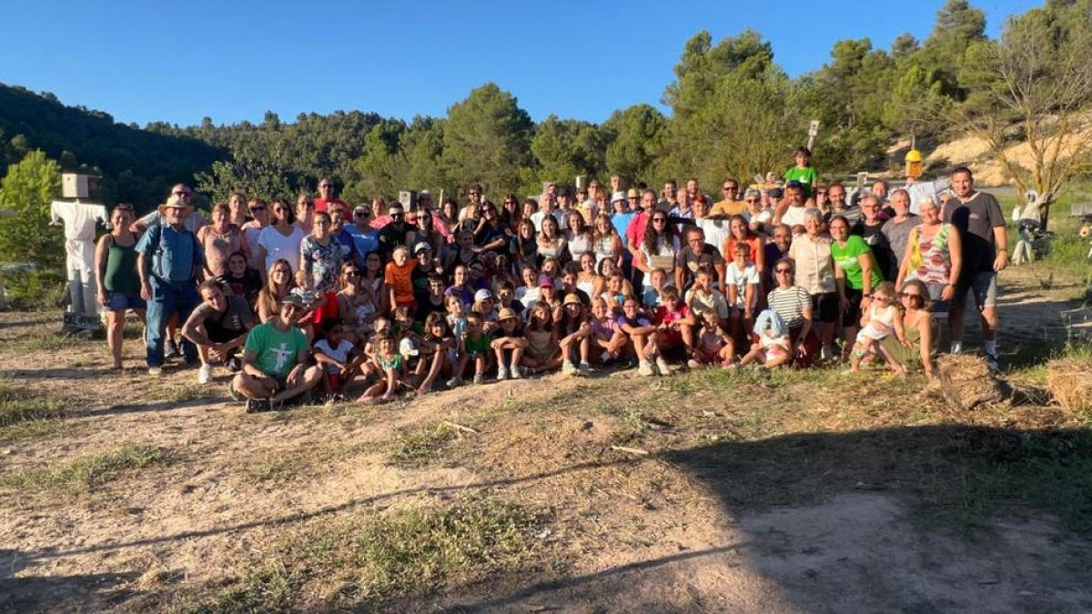 Un centenar de persones, la majoria famílies amb nens, van reparar i van millorar dimarts els estimaocells de Vallbona de les Monges.