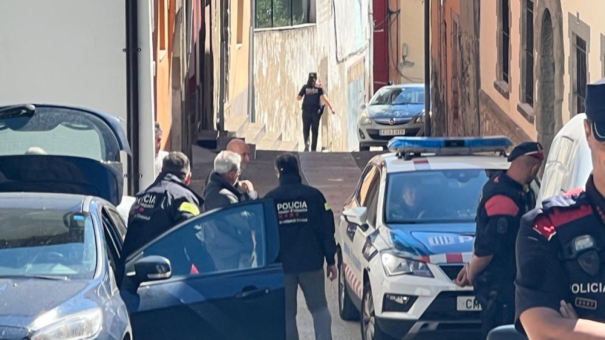 Els Mossos escorcollen la casa del detingut pel crim a Sant Hipòlit