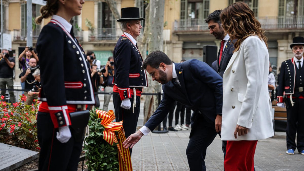 El presidente de la Generalitat, Pere Aragonès; el vicepresidente, Jordi Puigneró, y la consellera de la Presidencia, Laura Vilagrà, depositando la corona de flores en el monumento de Rafael Casanova.