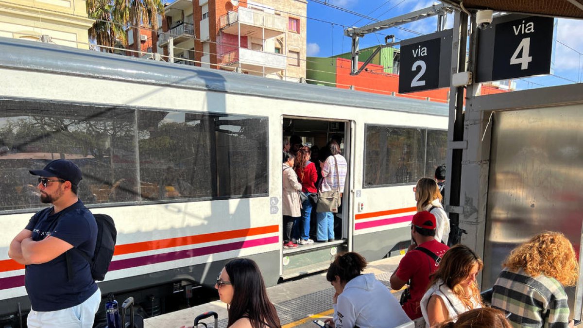 Passatgers de la línia R2 Sud aturats a l’estació de Castelldefels.