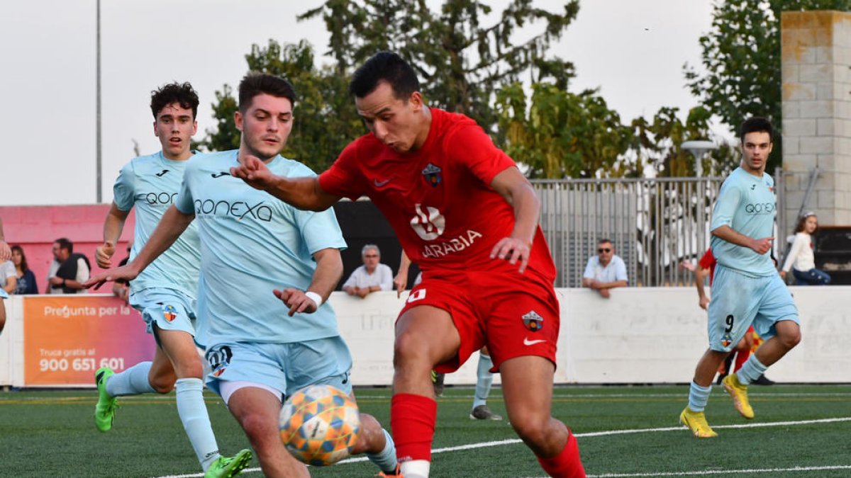 Un jugador del Alpicat intenta controlar un balón.