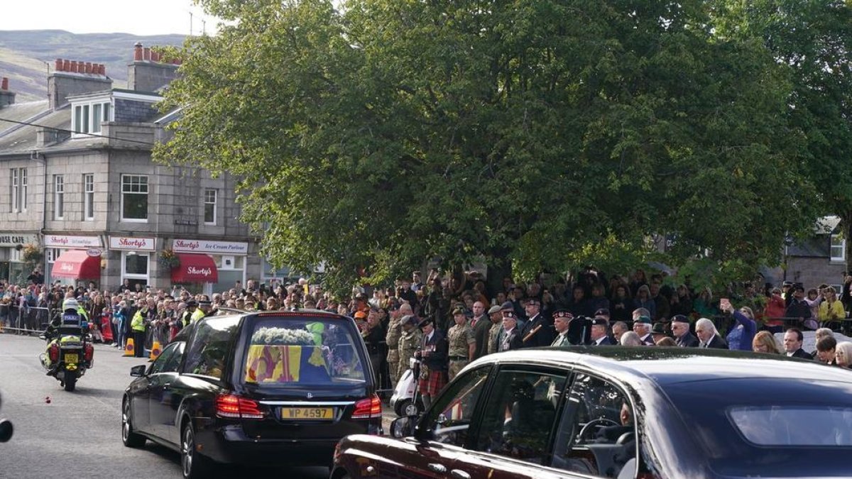 El cortejo fúnebre con los restos de Isabel II sale de Balmoral hacia Edimburgo