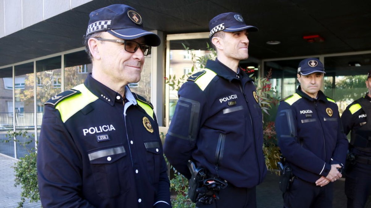 Agentes de la Guardia Urbana de Lleida con el nuevo uniforme este lunes.