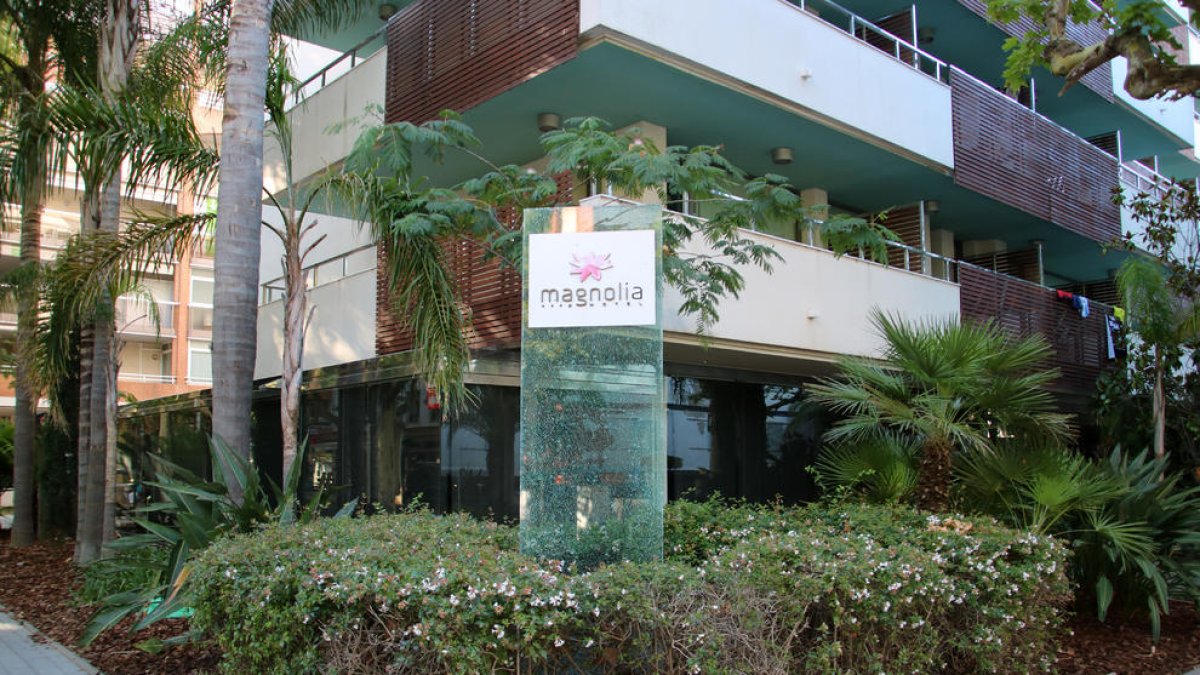 L'exterior de l'hotel Magnolia de Salou on una dona ha mort de forma violenta

Data de publicació: dilluns 03 de juliol del 2023, 09:11

Localització: Barcelona/Salou

Autor: Mar Rovira