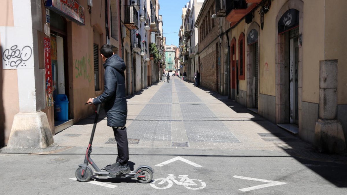 Un chico en patinete.