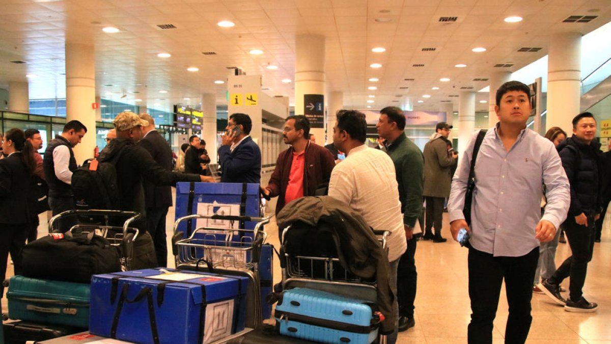 Congressistes del MWC a la zona d'arribades de la T1 de l'Aeroport del Prat de Barcelona