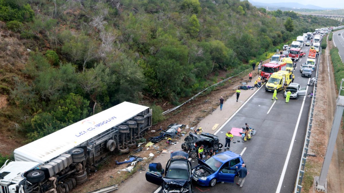 En l’accident es van veure involucrats un camió, que va bolcar, i quatre turismes.