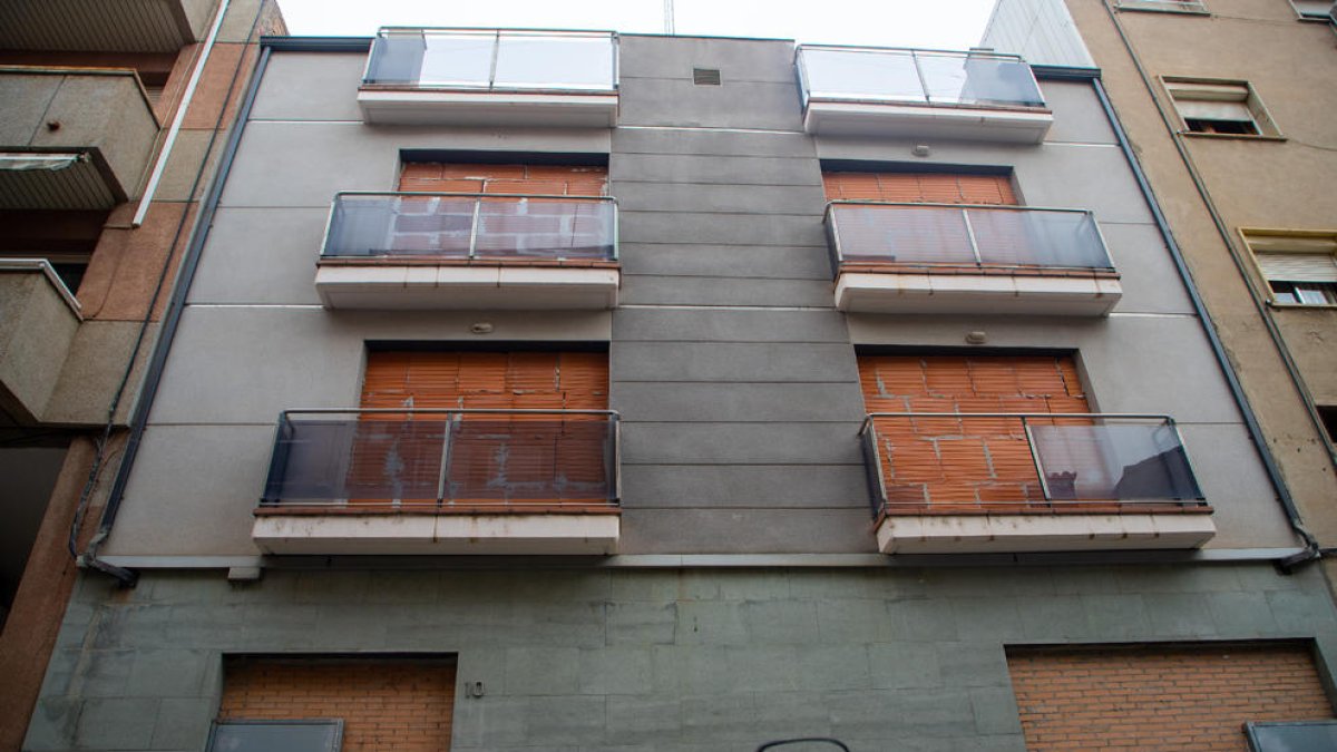 Un edificio tapiado en la calle arnald de Solsona.