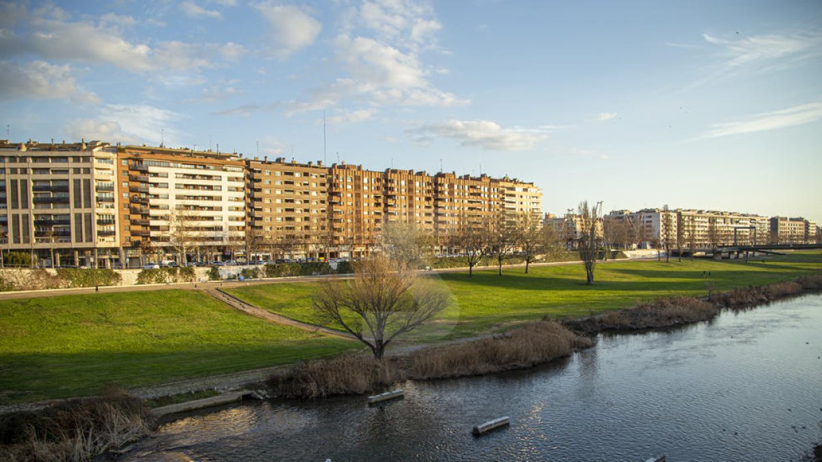 Imagen de archivo de río Segre a su paso por Lleida ciudad.