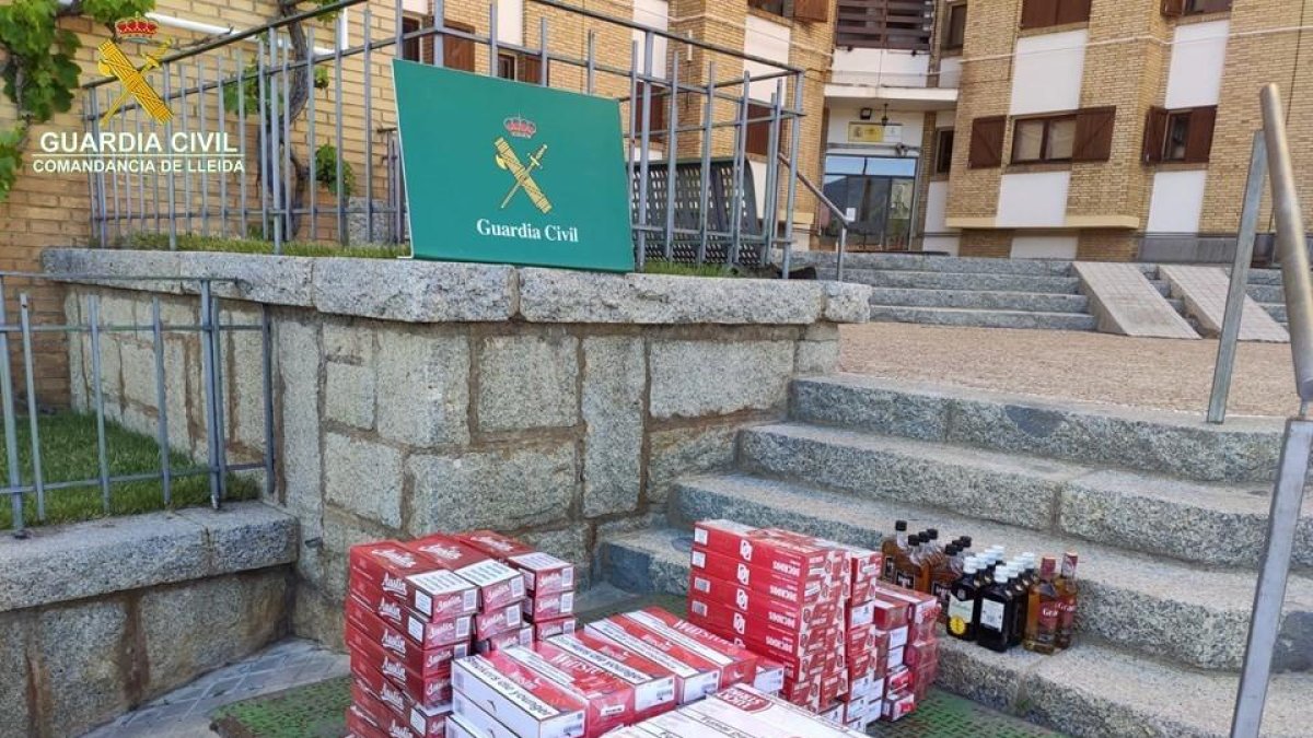 Els paquets de tabac de contraban i les ampolles de begudes alcohòliques decomissades per la Guàrdia Civil en un control a les Valls de Valira.
